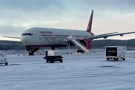 Một máy bay của Air India nằm trên đường băng ở Iqaluit, Canada ngày 15/10, sau khi hạ cánh khẩn cấp do bị đe dọa đánh bom.. (Ảnh: Reuters)