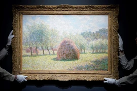 Bức tranh "Meules a Giverny" của danh họa Claude Monet được trưng bày tại nhà đấu giá Sotheby's ở New York, Mỹ ngày 3/5/2024. (Ảnh: AFP/TTXVN)