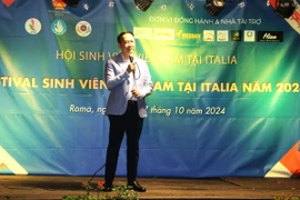 Đại sứ Việt Nam tại Italy Dương Hải Hưng phát biểu tại Festival sinh viên Việt Nam tại Italia 2024. (Ảnh: Thanh Hải/TTXVN)