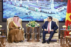 Thủ tướng Phạm Minh Chính tiếp ông Abdulla Mohammed Al Zamil, Chủ tịch Công ty đầu tư công nghiệp Zamil. (Ảnh: Dương Giang/TTXVN)