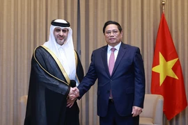 Thủ tướng Phạm Minh Chính tiếp ông Sheikh Bandar bin Mohammed bin Saoud Al-Thani, Thống đốc Ngân hàng Trung ương Qatar, Chủ tịch Cơ quan đầu tư Qatar. (Ảnh: Dương Giang/TTXVN)