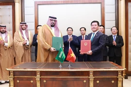 Thủ tướng Phạm Minh Chính và Bộ trưởng Kinh tế và Kế hoạch Saudi Arabia Faisal Al-Ibrahim chứng kiến ký biên bản ghi nhớ về hợp tác trong lĩnh vực kinh tế-thương mại giữa Bộ Công Thương Việt Nam với Bộ Kinh tế và Kế hoạch Saudi Arabia. (Ảnh: Dương Giang/TTXVN)