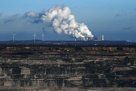 Khí thải phát ra từ nhà máy điện than ở miền Tây Đức. (Ảnh: AFP/TTXVN)