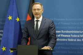 Ông Christian Lindner phát biểu trong một cuộc họp báo ở Berlin. (Ảnh: AFP/TTXVN)