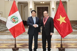 Chánh án Tòa án Tối cao Peru Javier Arévalo Vela đón Chủ tịch nước Lương Cường. (Ảnh: Lâm Khánh/TTXVN)