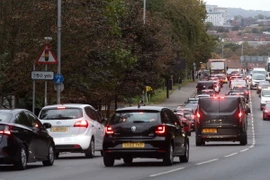 Các phương tiện di chuyển trên đường phố tại London, Anh. (Ảnh: THX/TTXVN)