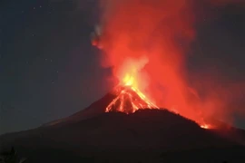 Núi lửa ở tỉnh Đông Nusa Tenggara, Indonesia phun trào ngày 11/11/2024. (Ảnh: THX/TTXVN)