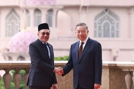 Tổng Bí thư Tô Lâm và Thủ tướng Malaysia Anwar Ibrahim chụp ảnh chung. (Ảnh: Thống Nhất/TTXVN)