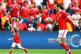 Gareth Bale vui vẻ chơi đùa quanh sân cùng cô con gái Alba. (Nguồn: gettyimages.co.uk)