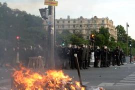 Cảnh sát chống bạo động ngăn những người quá khích tại vùng fan zone ở Paris ngày 10/7. (Nguồn: AFP/TTXVN) 