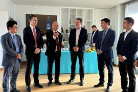Thị trưởng Grenoble Eric Piolle với Đại sứ Việt Nam tại Pháp Đinh Toàn Thắng và đoàn công tác. (Ảnh: Thu Hà/TTXVN)