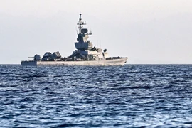 Tàu của hải quân Israel tuần tra ngoài khơi thành phố cảng Eliat, trên Biển Đỏ, ngày 26/12/2023. (Ảnh: AFP/TTXVN)