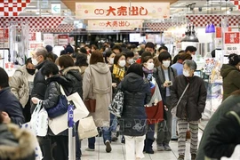 Người dân mua hàng tại trung tâm thương mại ở Osaka, Nhật Bản, ngày 2/1/2022. (Ảnh tư liệu: Kyodo/TTXVN)