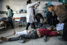 Điều trị cho người bị thương trong vụ tấn công của lực lượng Israel nhằm vào người dân Palestine chờ nhận hàng viện trợ nhân đạo tại thành phố Gaza, ở bệnh viện Kamal Edwan, ngày 29/2/2024. (Ảnh: AFP/TTXVN) 