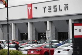 Một phòng trưng bày của Tesla tại Burbank, bang California, Mỹ. (Ảnh: AFP/TTXVN)