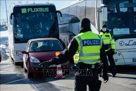 Cảnh sát kiểm tra các phương tiện tại biên giới Đức - CH Séc ở Breitenau, miền Đông Đức. (Ảnh (tư liệu): AFP/TTXVN)