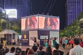 Màn hình LED được dựng lên tại phố đi bộ Nguyễn Huệ (Quận 1) nhằm tối ưu hóa trải nghiệm chiếu phim cho người dân Thành phố Hồ Chí Minh. (Ảnh: Thu Hương/TTXVN)