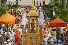 Lễ rước tượng Phật. 