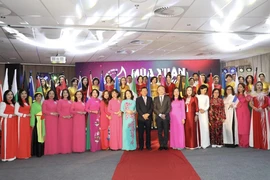 Đại sứ Ngô Hướng Nam (đứng giữa bên phải) cùng Chủ tịch LHHPNVN tại châu Âu Nguyễn Việt Triều (thứ sáu từ phải) chụp ảnh lưu niệm với trưởng đoàn các hội phụ nữ đến từ 11 nước châu Âu (Ảnh: TTXVN)