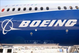 Biểu tượng của hãng Boeing trên máy bay Dreamliner 787-10. (Ảnh: AFP/TTXVN)