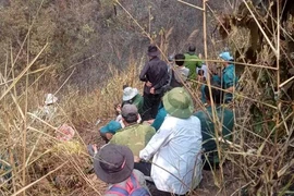 Người dân xã Pa Tần tại khu vực hiện trường phát hiện thi thể 3 bố con chết cháy. (Ảnh: Người dân cung cấp)
