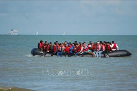 Thuyền chở người di cư vượt eo biển Manche. (Ảnh tư liệu: AFP/TTXVN)