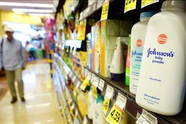 Sản phẩm phấn rôm của hãng dược phẩm Johnson & Johnson được bày bán tại một siêu thị ở California, Mỹ. (Ảnh: AFP/TTXVN)