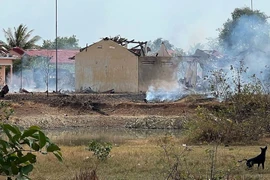 Hiện trường vụ nổ kho đạn tại tỉnh Kampong Speu, Campuchia, ngày 27/4/2024. (Ảnh: AFP/TTXVN)
