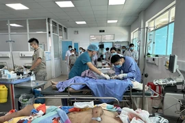 Các bệnh nhân đang cấp cứu tại Bệnh viện đa khoa Thống Nhất. (Ảnh: Sỹ Tuyên/TTXVN)