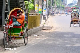 Nắng nóng gay gắt tại Dhaka, Bangladesh ngày 25/4/2024. (Ảnh: AFP/TTXVN) 