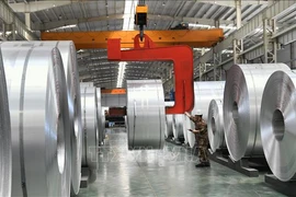 Vận chuyển thép cuộn tại nhà máy Ảnh minh họa: (AFP/TTXVN)