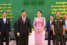 Đại sứ Việt Nam tại Vương quốc Campuchia Nguyễn Huy Tăng (bên trái, hàng đầu) trao tặng Huân chương Hữu nghị của Nhà nước Việt Nam cho một quan chức lãnh đạo Campuchia. (Ảnh: Hoàng Minh/TTXVN)