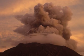 Núi lửa Ruang ở Bắc Sulawesi, Indonesia phun trào ngày 19/4/2024. (Ảnh: AFP/TTXVN)