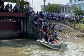 Các lực lượng tổ chức tìm kiếm nạn nhân ở khu vực cống Trung Linh. (Nguồn: Báo Giao Thông)