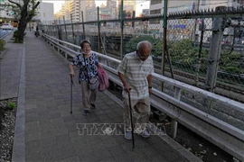 Người cao tuổi đi bộ trên đường phố tại Tokyo, Nhật Bản ngày 18/9/2023. (Ảnh: THX/TTXVN)