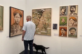 Tranh đốt gỗ của họa sỹ Ngô Văn Sắc trưng bày tại phòng tranh Thang Long Art Gallery gây ấn tượng với người xem. (Ảnh: Minh Hợp/TTXVN)