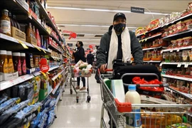 Người dân mua hàng tại siêu thị ở Sydney, Australia. (Ảnh (tư liệu): AFP/TTXVN)