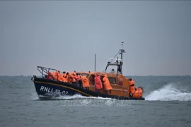 Người di cư từ Pháp được giải cứu và đưa về bờ biển ở Dungeness, Đông Nam Anh khi đang nỗ lực vượt qua eo biển Manche để vào Anh. (Ảnh: AFP/TTXVN)