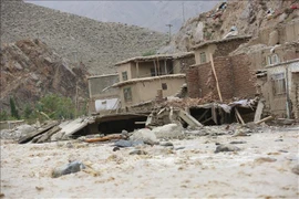 Một tòa nhà bị phá hủy do mưa lũ tại Afghanistan. (Ảnh: THX/TTXVN)