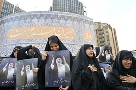 Người dân tại Tehran, Iran thương tiếc cố Tổng thống Ebrahim Raisi và đoàn tháp tùng tử nạn trong vụ rơi máy bay trực thăng. (Ảnh: Kyodo/TTXVN)