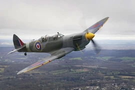 Chiếc Spitfire đã rơi xuống cánh đồng gần căn cứ không quân RAF Coningsby. (Nguồn: Newser)