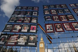 Hình ảnh các nạn nhân của vụ bê bối máu bị ô nhiễm được trưng bày trong buổi cầu nguyện để tưởng nhớ. (Ảnh: Reuters)