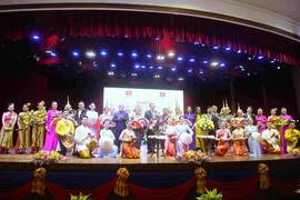 Các diễn viên và đại biểu khách mời hai nước tham dự chương trình "Tuần Văn hóa Việt Nam tại Campuchia” năm 2024. (Ảnh: Huỳnh Thảo/TTXVN)