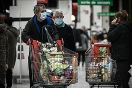 Người dân mua hàng trong siêu thị tại Bordeaux, Pháp. (Ảnh: AFP/TTXVN)