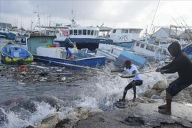 Tàu đánh cá bị phá hủy do bão Beryl ở Bridgetown, Barbados ngày 1/7/2024. (Ảnh: AP/TTXVN) 