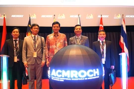 Đại sứ Việt Nam tại Malaysia, Đinh Ngọc Linh (thứ hai từ bên phải) và Thứ trưởng Bộ Xây dựng, Bùi Xuân Dũng chụp ảnh kỷ niệm cùng các đại biểu tham dự Hội nghị. (Ảnh: Hằng Linh/TTXVN)