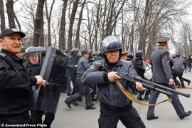 Cảnh sát Kyrgyzstan. (Ảnh: AP)