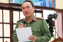 Đại tá Trương Minh Đương - giám đốc Công an tỉnh Lâm Đồng - trả lời chất vấn liên quan đến đấu tranh với tín dụng đen trên địa bàn tỉnh.( Nguồn: Báo Tuổi trẻ) 