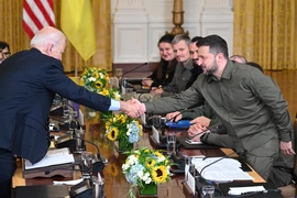 Tổng thống Ukraine Volodymyr Zelensky (phải) trong cuộc gặp Tổng thống Mỹ Joe Biden (trái) ở Washington, DC ngày 21/9/2023. (Ảnh: AFP/TTXVN)