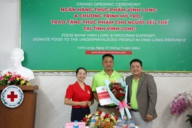 Trao quyết định thành lập Ban điều phối chương trình và Câu lạc bộ thực phẩm cộng đồng Vĩnh Long. (Ảnh: Lê Thúy Hằng/TTXVN)